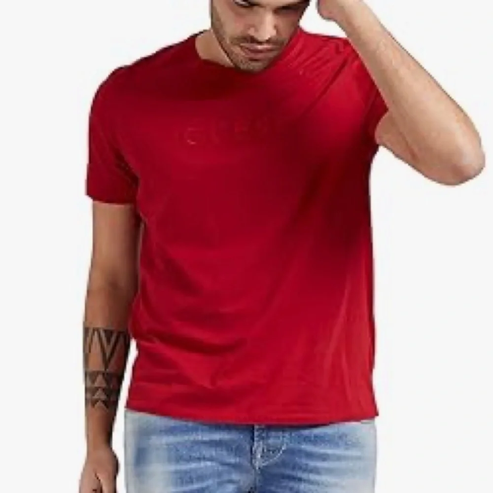 GUESS‎ Men's Red Short Sleeve Pima Embellished Logo Crew T-Shirt size M - Picture 12 of 12
